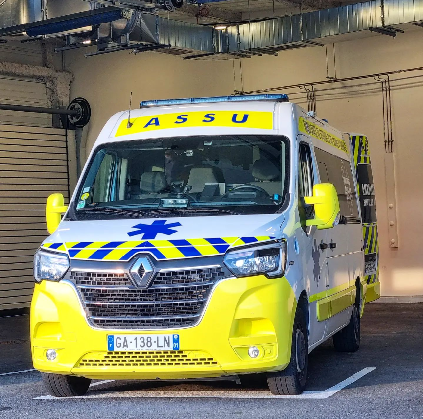 ambulance de trois quarts